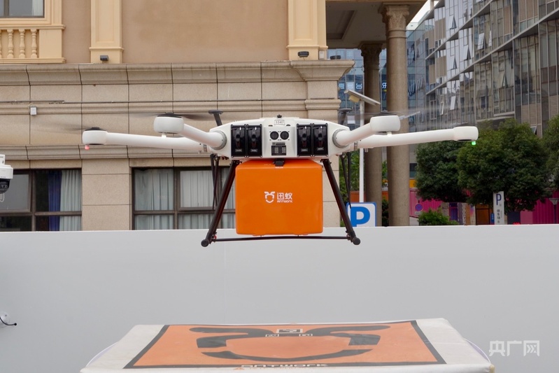 消费新观察｜海鲜“飞”上餐桌 低空物流竞速城市上空新赛道