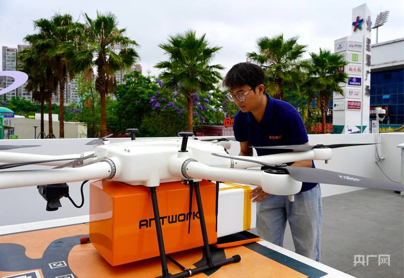 消费新观察｜海鲜“飞”上餐桌 低空物流竞速城市上空新赛道(图2)