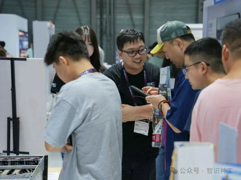 2025 MWC上海开幕首日智识神工引爆未来科技馆_通信世界网(图3)